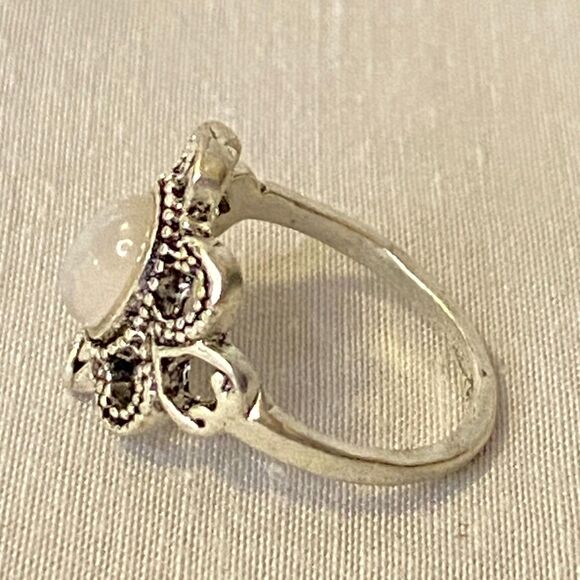 Silver Tone Ring Ornate Central Oval Opalesque Stone - Picture 3 of 5